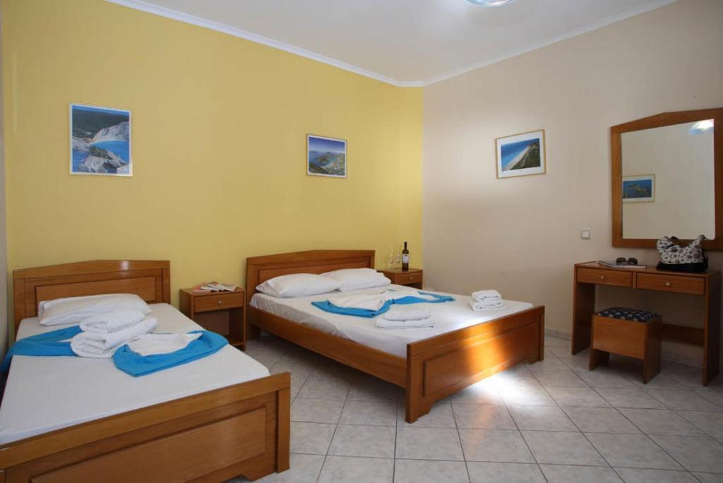 Theocharis Bros - Studios Apartments Áyios Nikítas Esterno foto