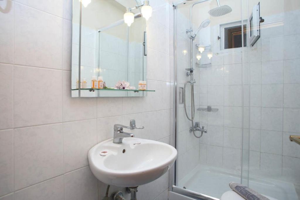 Theocharis Bros - Studios Apartments Áyios Nikítas Esterno foto