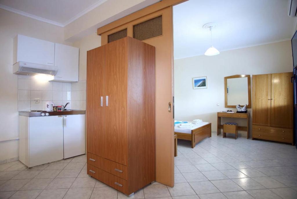 Theocharis Bros - Studios Apartments Áyios Nikítas Esterno foto